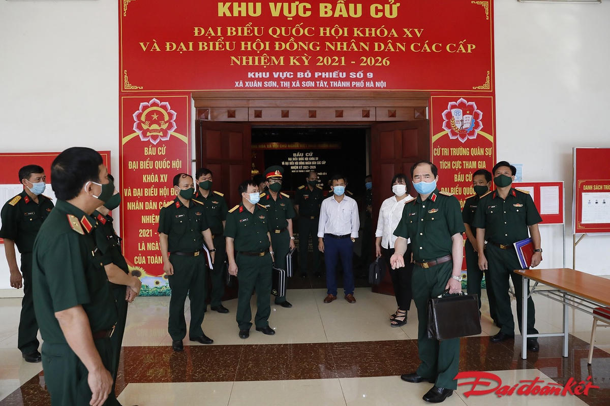 Thiếu tướng Ngô Thanh Hải, Cục trưởng Cục Dân Vận, Tổng Cục Chính trị, Bộ Quốc Phòng cùng đoàn thực hiện công tác kiểm tra sáng ngày 19/5. Ảnh: Quang Vinh. 