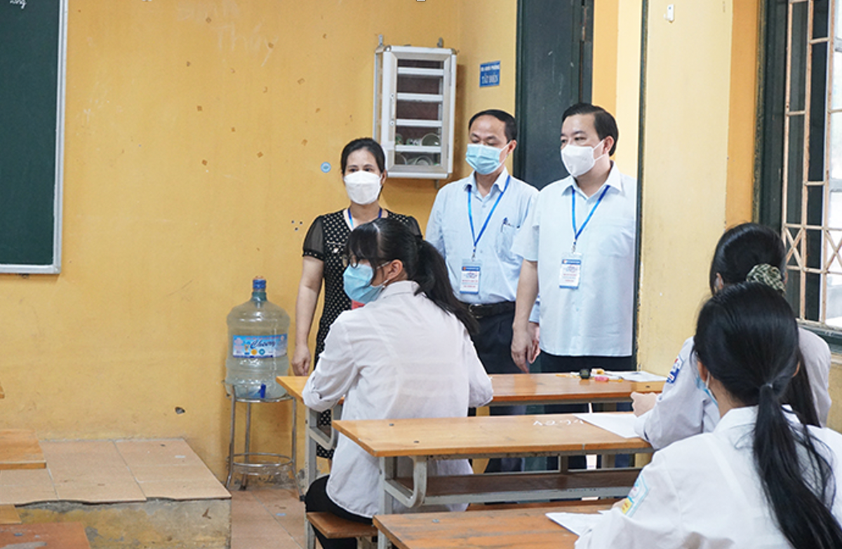 Ông Chử Xuân Dũng kiểm tra phòng thi tại điểm thi Trường THPT Sóc Sơn (huyện Sóc Sơn).