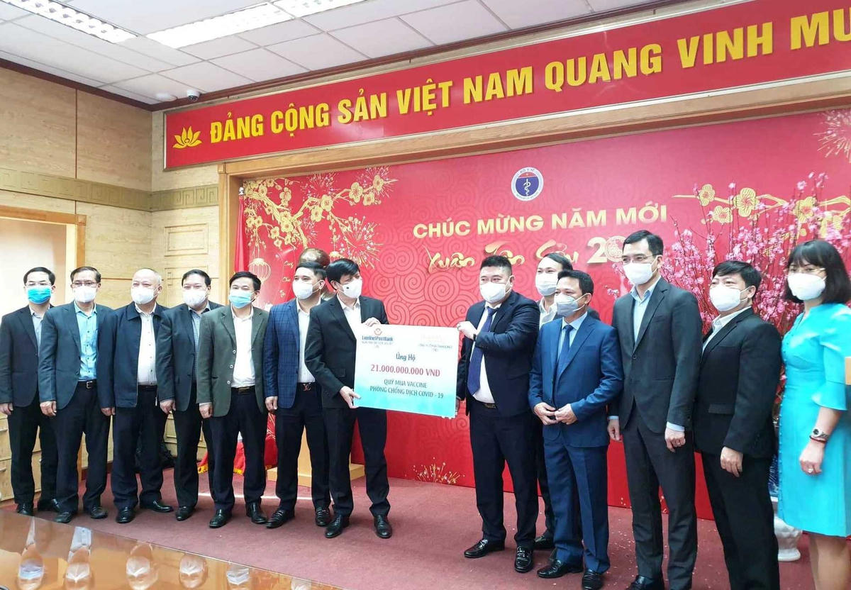 LIENVIETPOSTBANK và THAIHOLDING trao tặng 21 tỷ đồng cho quỹ mua vaccine ngừa covid-19