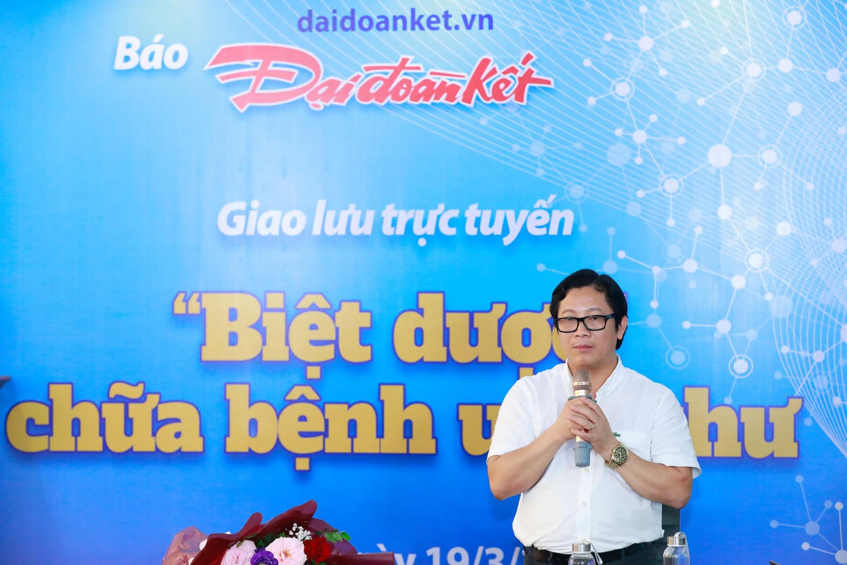 Nhà báo Lê Anh Đạt cảm ơn các khách mời, độc giả  sau buổi giao lưu trực tuyến. Ảnh: Quang Vinh.