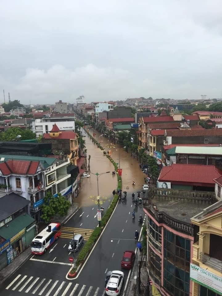 Một tuyến phố bị ngập thuộc TP Vĩnh Yên.