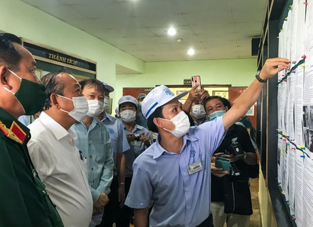 Phó Thủ tướng Thường trực Trương Hòa Bình kiểm tra công tác phòng, chống dịch ở Khu chế xuất Tân Thuận 