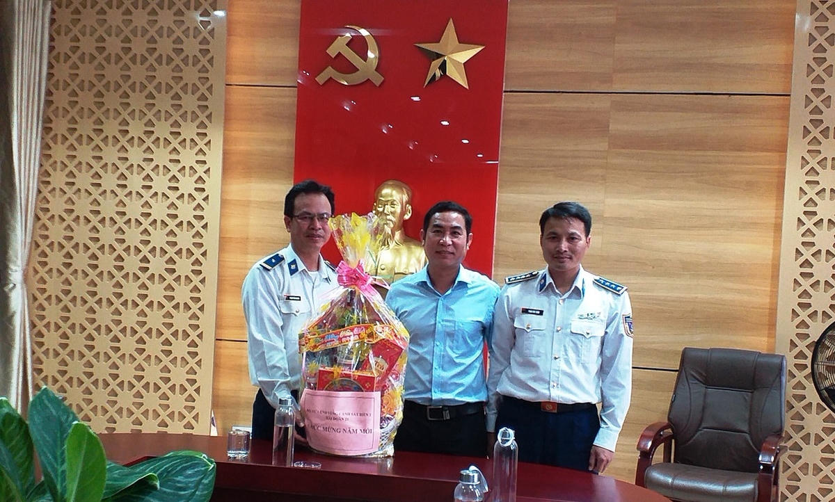 Hải đội 212 đến chúc tết UBND huyện Lý Sơn