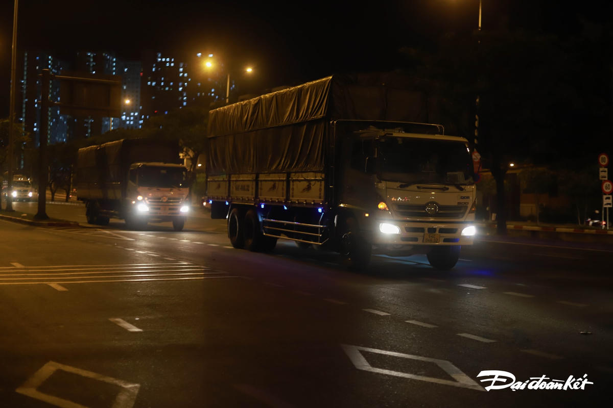 Vào thời gian sau 22h, các xe ô tô tải có tải trọng cao được phép lưu thông, các xe này thường chạy khá nhanh, khiến người dân hoang mang.