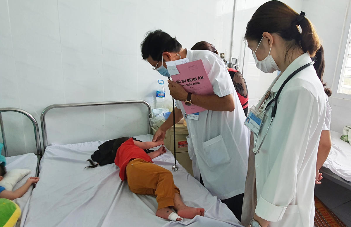 Bác sĩ của Bệnh viện Nhi đồng Cần Thơ thăm khám cho bệnh nhi mắc bệnh tay chân miệng.