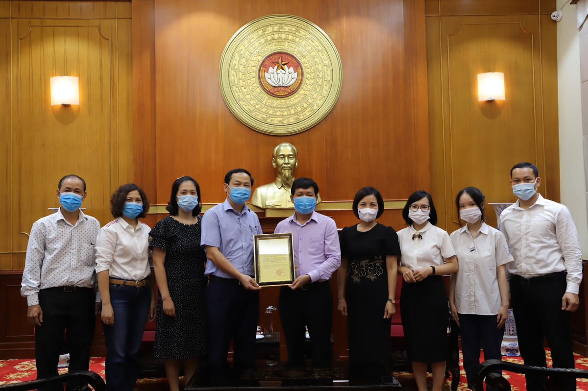 Ông Trần Văn Sinh trao thư cảm ơn Trường THPT Phạm Hồng Thái.