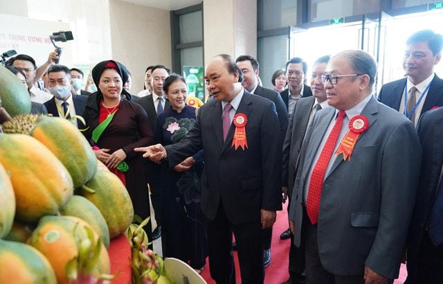 Thủ tướng Nguyễn Xuân Phúc thăm gian hàng giới thiệu nông sản của hội viên nông dân. Ảnh: Quang Hiếu.