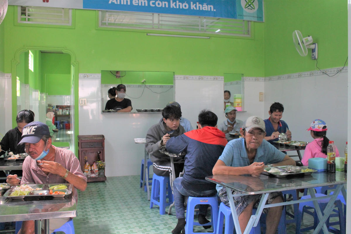Người dân nghèo, lao động tranh thủ đến ăn trưa tại quán 