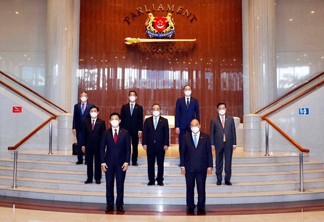 Chủ tịch nước Nguyễn Xuân Phúc và Chủ tịch Quốc hội Singapore Tan Chuan-Jin cùng các đại biểu chụp ảnh chung tại Toà Nhà Quốc hội Singapore. Ảnh: Thống Nhất/TTXVN.