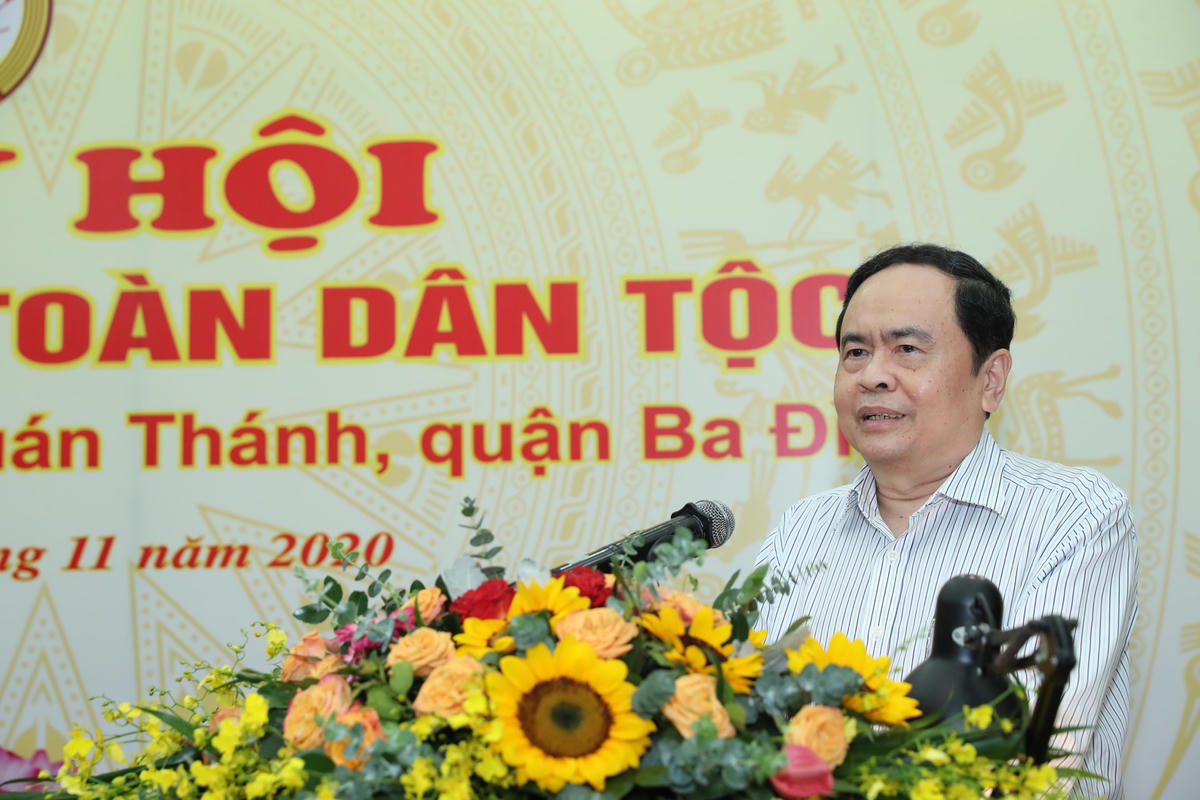 Chủ tịch Trần Thanh Mẫn trò chuyện với bà con tổ dân phố số 6.
