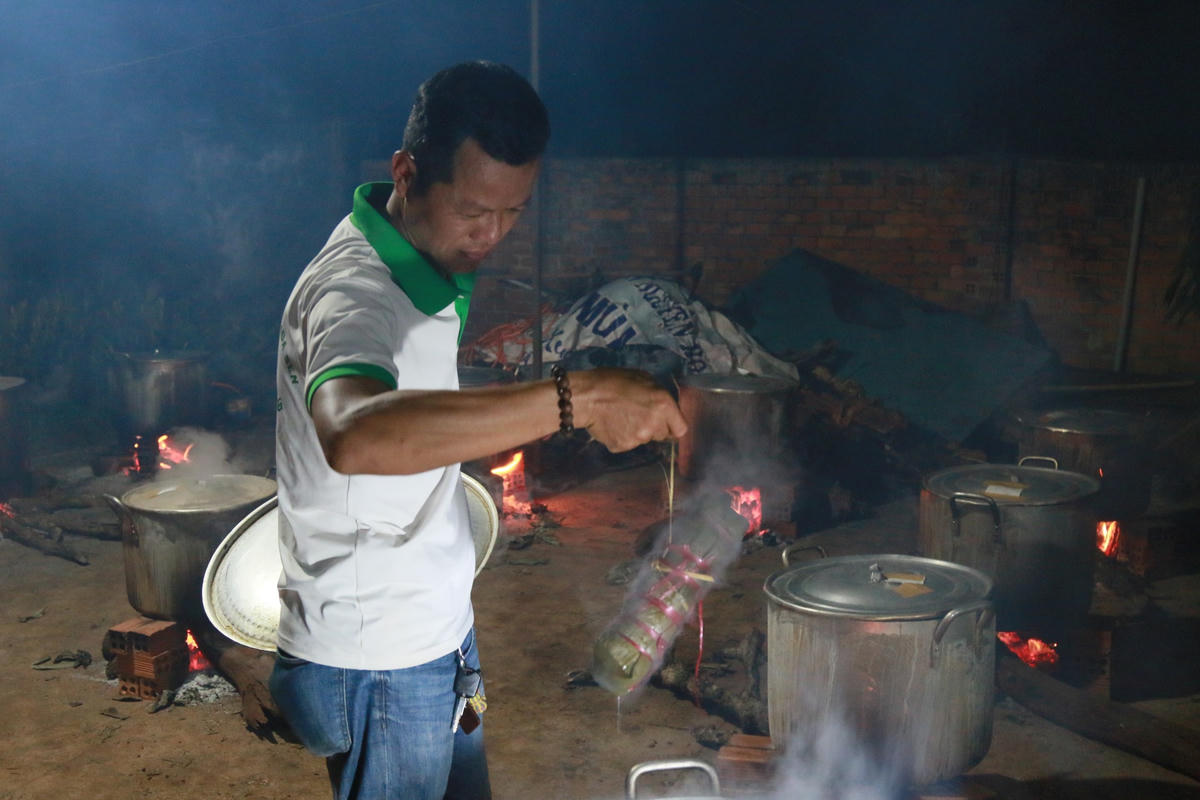 “Bánh chưng rất dễ dùng, ăn vào lại no lâu mà lại dễ bảo quản nên rất thuận tiện cho bà con vùng lũ vào thời điểm này”, anh Phúc chia sẻ. 
