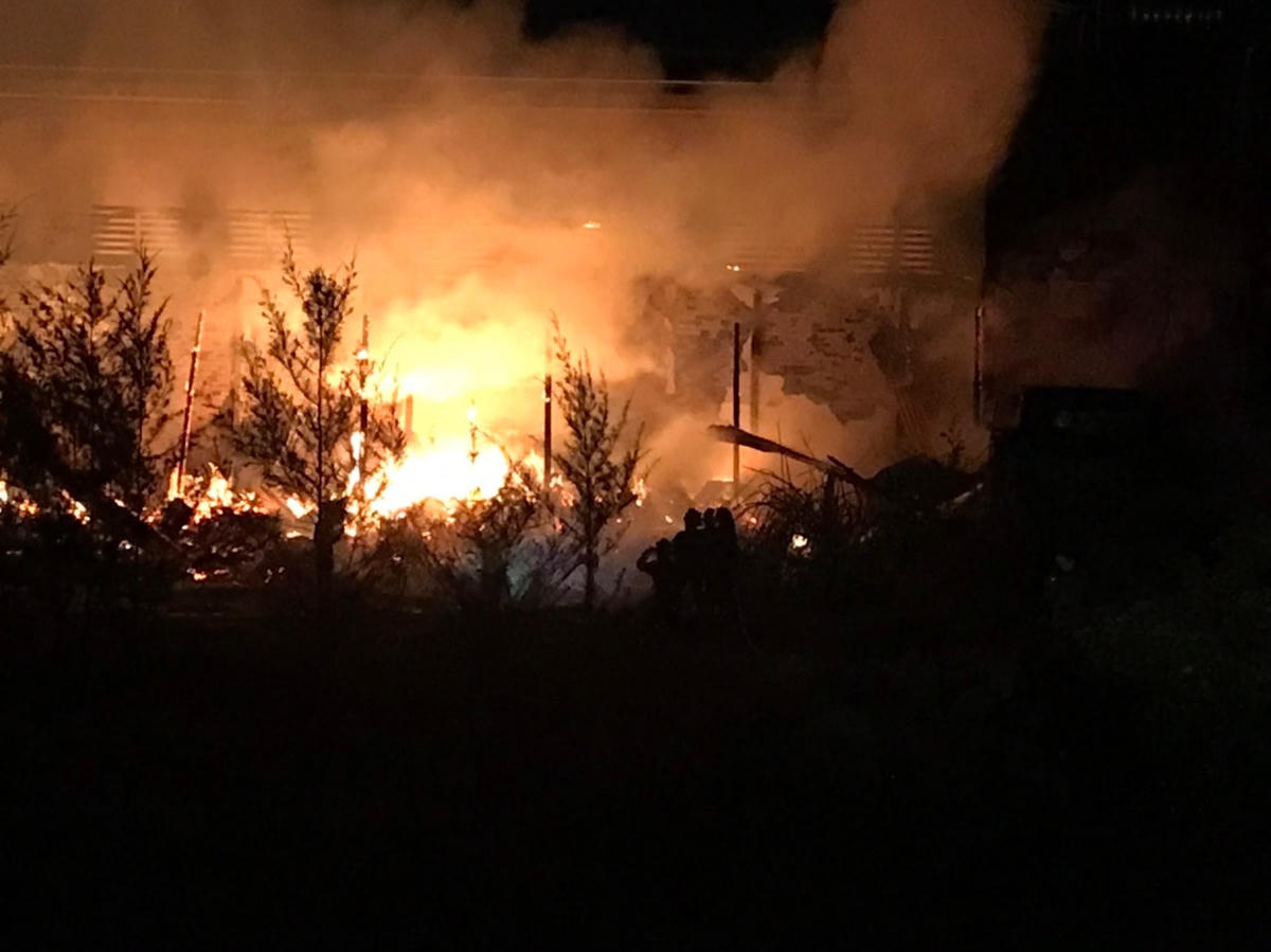 Nơi xảy ra vụ cháy xưởng đóng tàu cá.