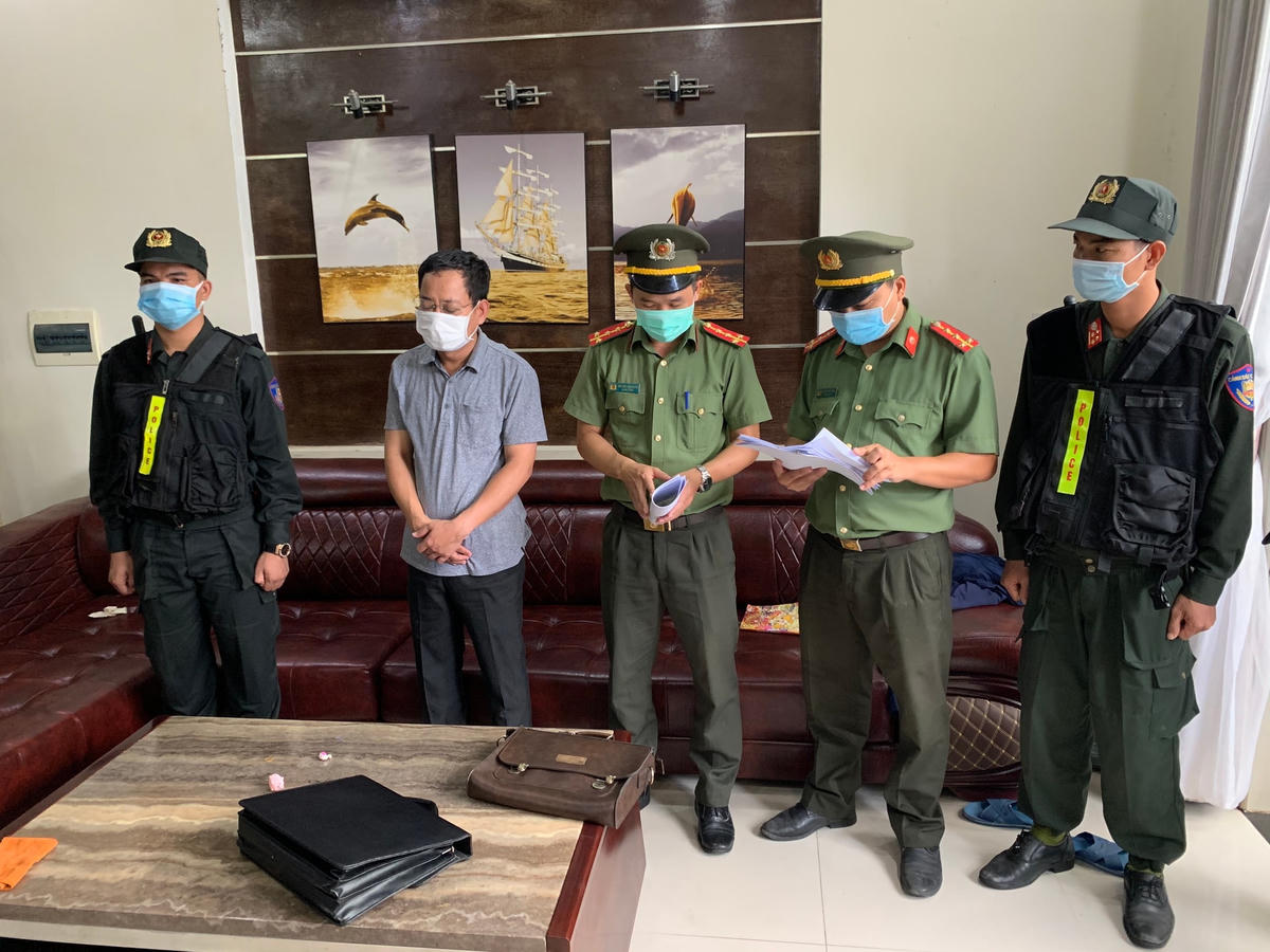 Công an tỉnh Thừa Thiên - Huế khởi tố, bắt tạm giam Trần Xuân Long (thứ 2 từ trái sang) về tội tham ô tài sản.