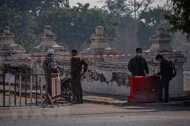 Binh sỹ gác tại một điểm kiểm soát ở Mandalay, Myanmar, ngày 2/2/2021. (Ảnh: AFP/TTXVN)