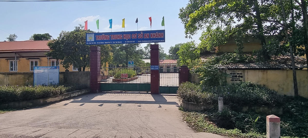 Rất nhiều phụ huynh lo cho sức khỏe con em họ, khi ngôi trường này nằm quá gần với bãi tập kết tro xỉ của Nhà máy Nhiệt điện An Khánh. Ảnh: Hà An.