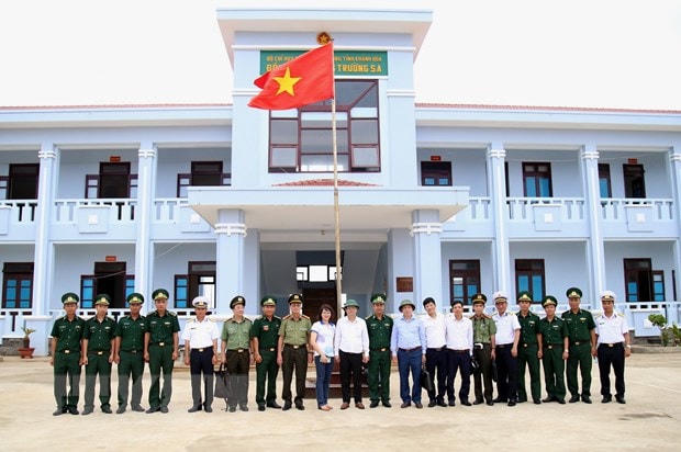 Đoàn công tác UBND tỉnh Khánh Hòa chụp ảnh lưu niệm với quân và dân trên đảo Trường Sa sau buổi kiểm tra. Ảnh: TTXVN.