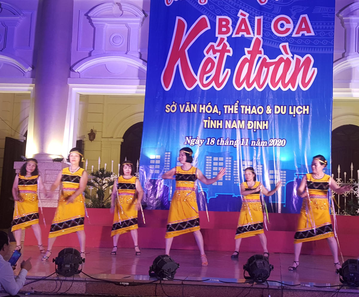 "Cho em múa hát, cho anh đánh chiêng...".
