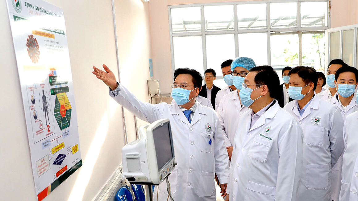 Bí thư Thành ủy Vương Đình Huệ kiểm tra công tác phòng, chống dịch Covid-19 tại Bệnh viện Đa khoa Đức Giang, tháng 2/2020.