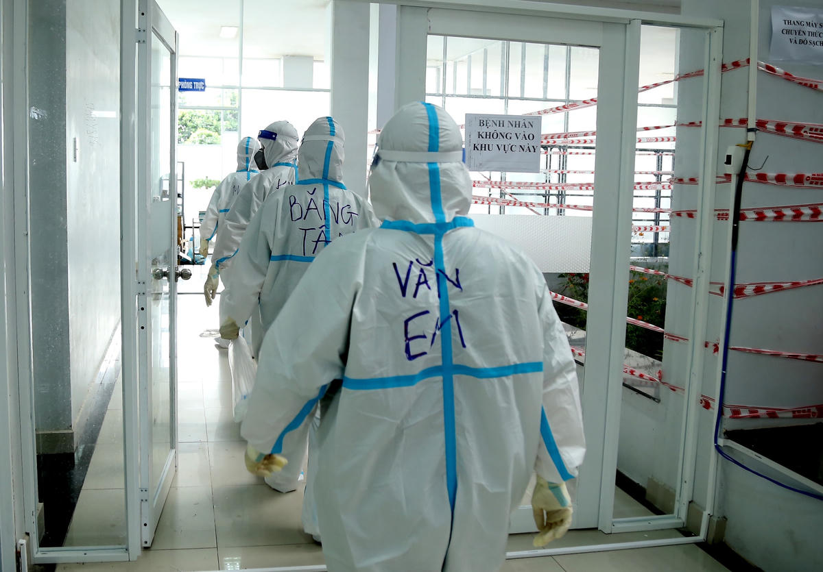 Các bác sĩ, điều dưỡng của kíp trực đều được ghi tên phía sau lưng để dễ dàng nhận dạng.