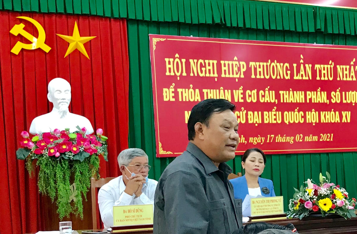 Phó Bí thư Thường trực Tỉnh ủy, Trưởng Đoàn đại biểu Quốc hội tỉnh Lê Kim Toàn đóng góp ý kiến thảo luận tại Hội nghị.
