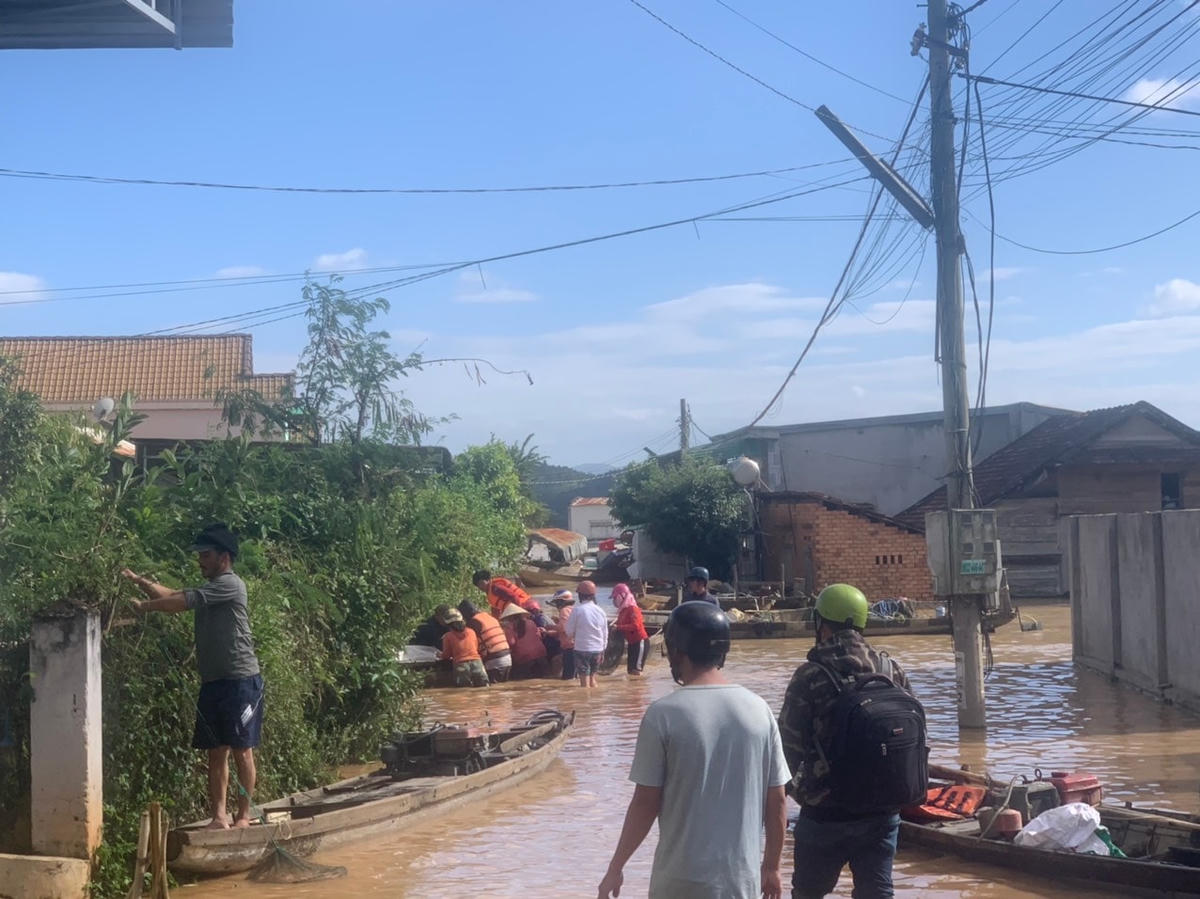 Hàng chục ngôi nhà tại huyện Krông Ana ngập trong biển nước.