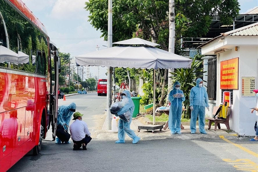 Các công nhân Công ty TNHH Puku Việt Nam lên xe đến khu cách ly tập trung.