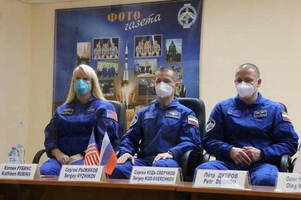 Các phi hành gia của cơ quan vũ trụ Nga Sergey Ryzhikov, Sergey Kud-Sverchkov và phi hành gia NASA Kathleen Rubins tham dự một cuộc họp báo. (Nguồn: Reuters).