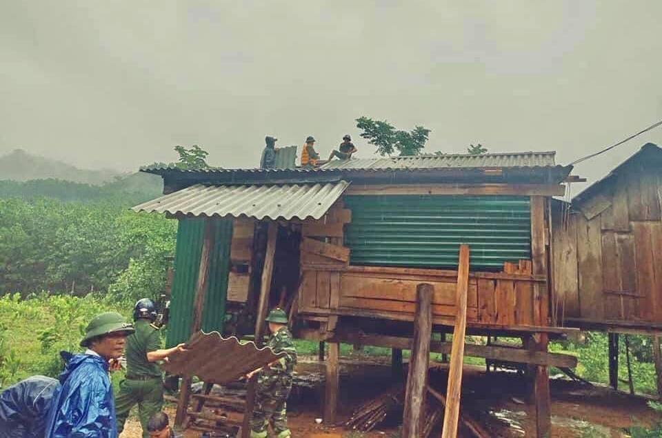 Các ban ngành, đoàn thể giúp người dân lợp lại mái nhà bị tốc mái.