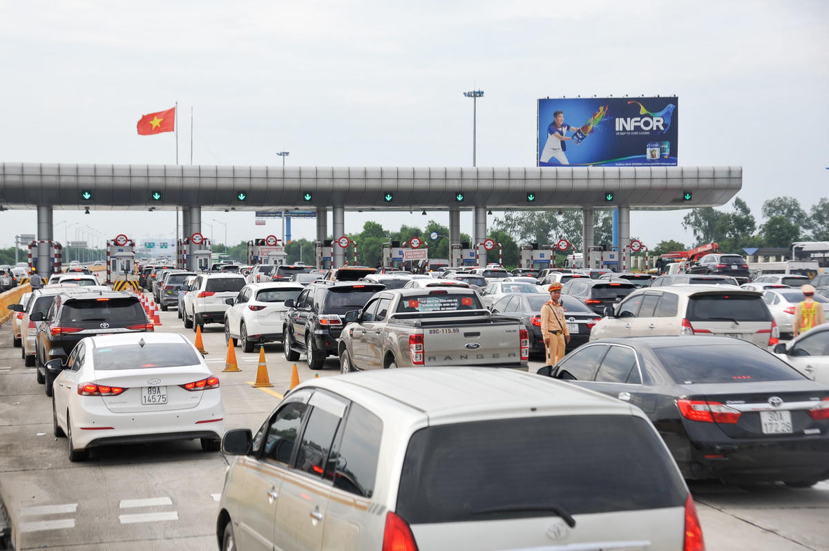 Ùn tắc ở các trạm thu phí BOT vẫn chưa được giải quyết triệt để.