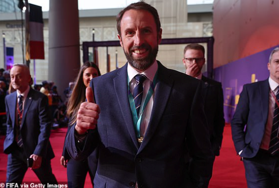Huấn luyện viên tuyển Anh Gareth Southgate trên thảm đỏ tại lễ bốc thăm.