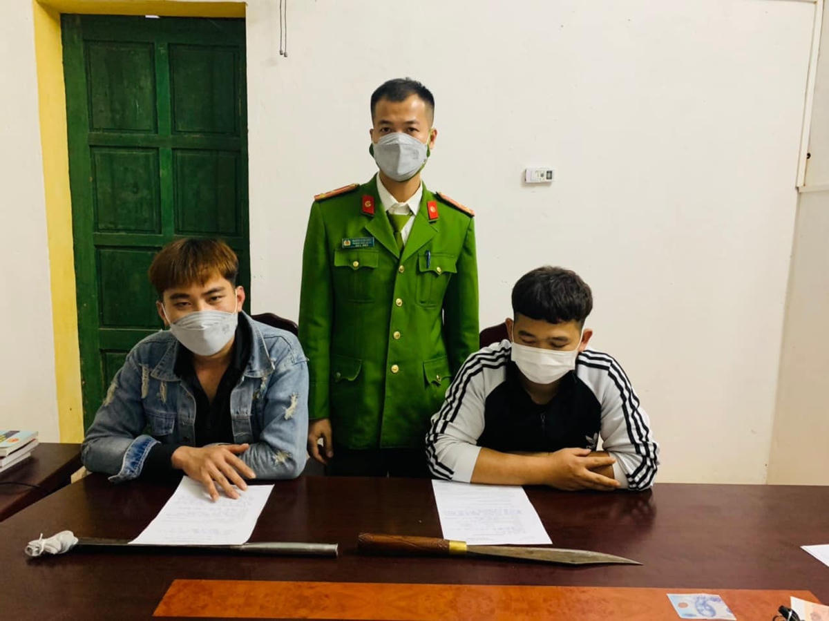 Mâu thuẫn chuyện trai gái, Đạt và Linh hẹn nhau quyết chiến ở xóm làng.