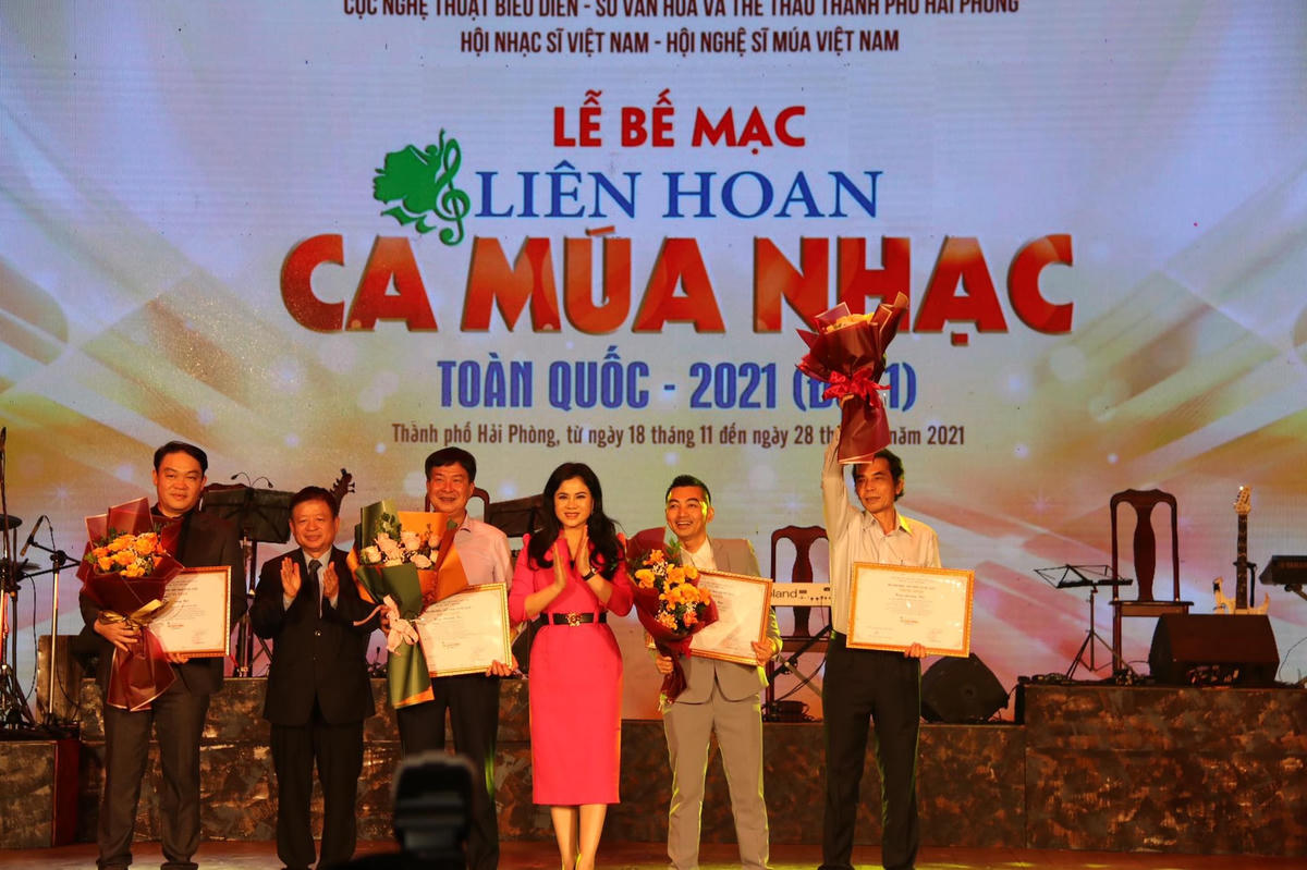 Trao Huy chương Bạc cho các chương trình xuất sắc.