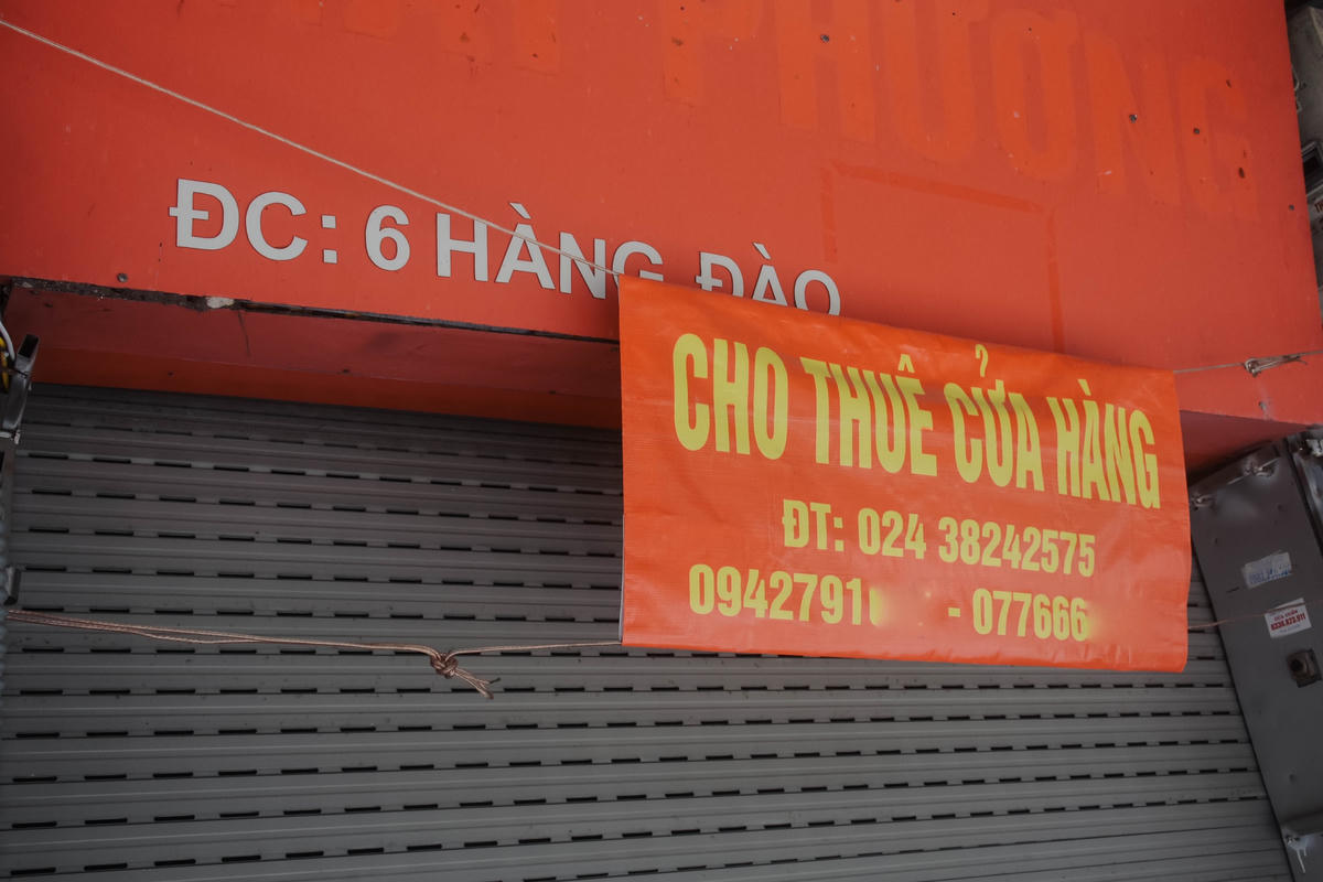 Dù đã treo biển từ lâu nhưng cửa hàng vẫn chưa tìm được người thuê.