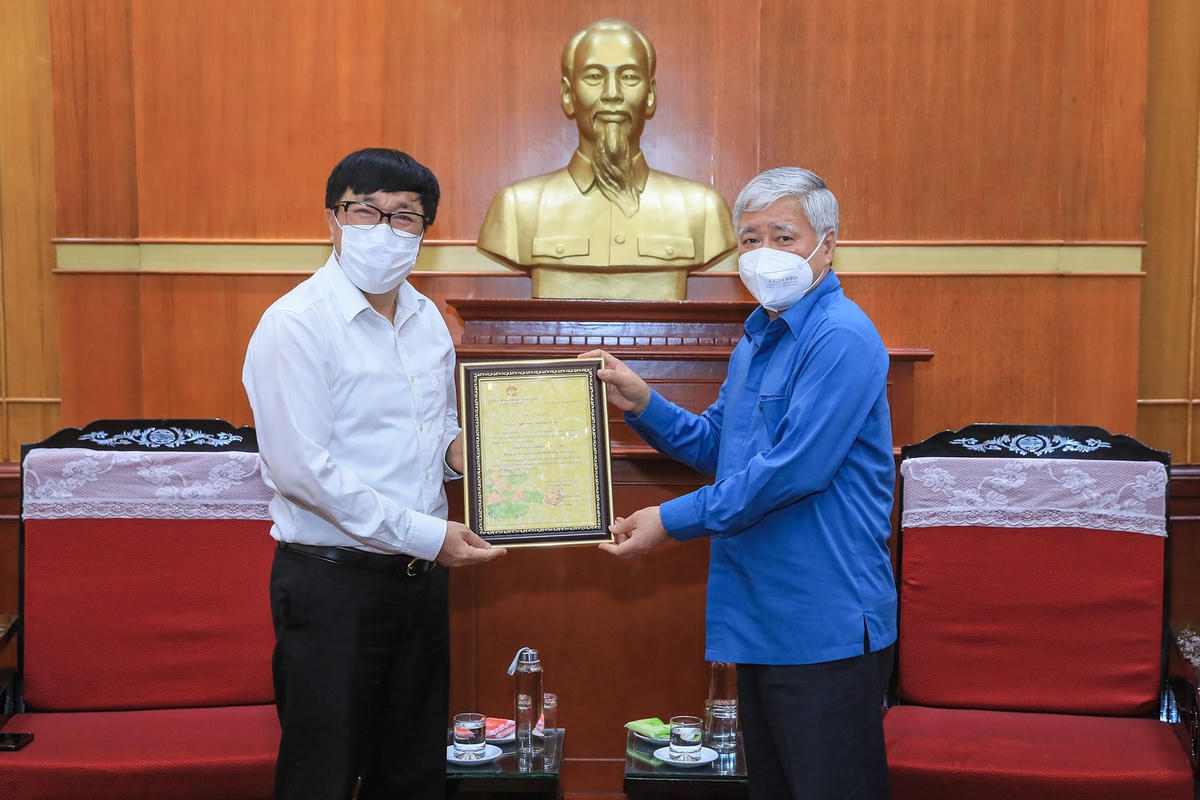 Bí thư Trung ương Đảng, Chủ tịch UBTƯ MTTQ Việt Nam Đỗ Văn Chiến trao thư cảm ơn Ngân hàng Chính sách xã hội.