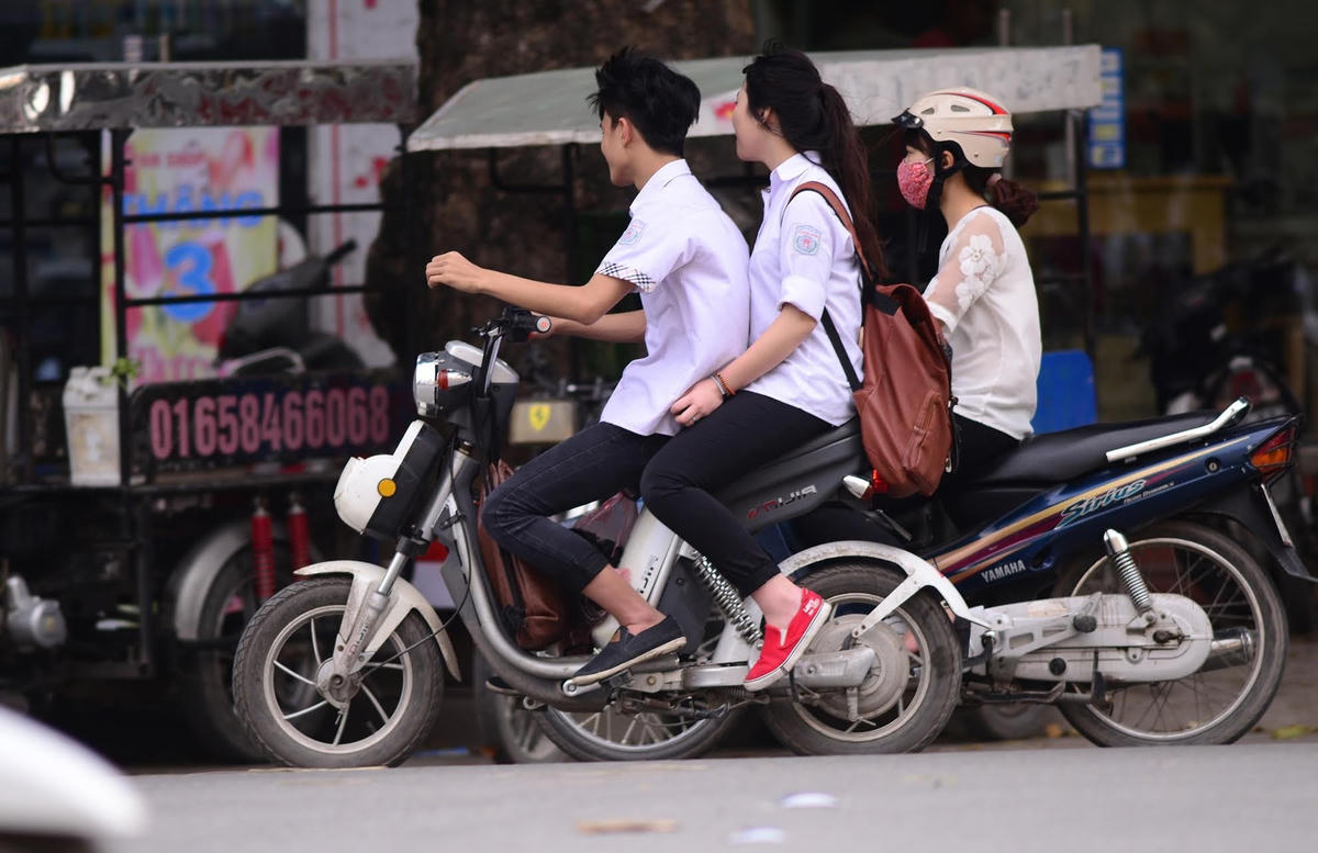 Ngày càng nhiều học sinh trung học đi xe máy điện tới trường (ảnh minh họa). Ảnh: Quang Vinh.