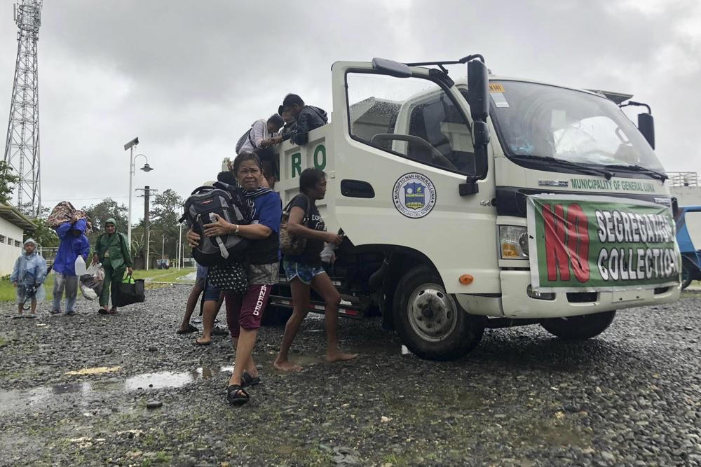 Những người sơ tán đến Khu liên hợp thể thao Siargao ở thị trấn Dapa, đảo Siargao, tỉnh Surigao del Norte, miền nam Philippines. Ảnh: AP.