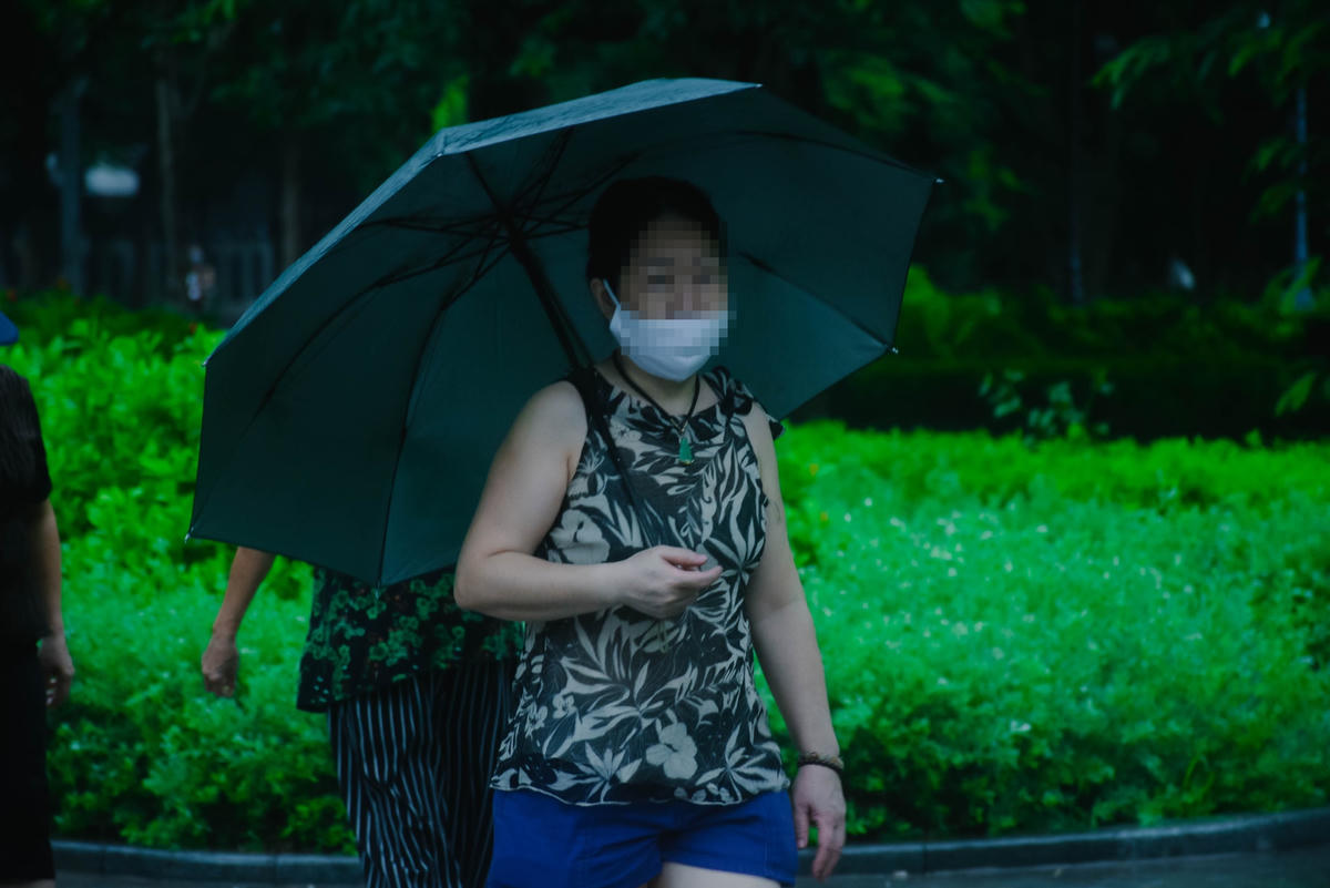 [ẢNH] Hồ Gươm vẫn đông đúc người tập thể dục sau lệnh cấm