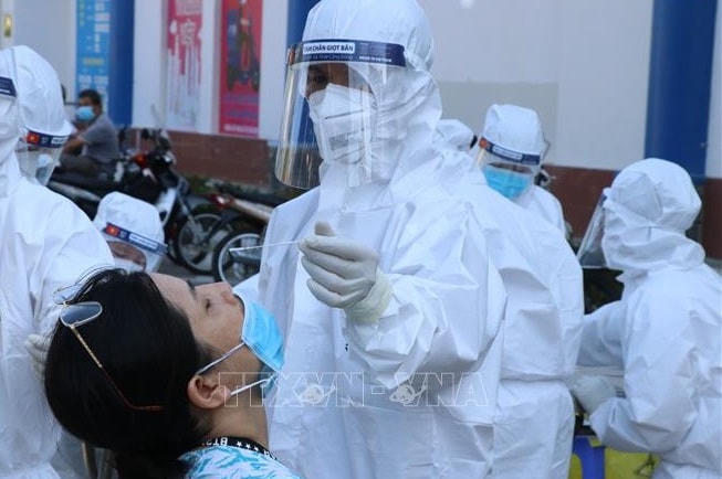 Nhân viên y tế lấy mẫu xét nghiệm Covid-19. Ảnh: TTXVN