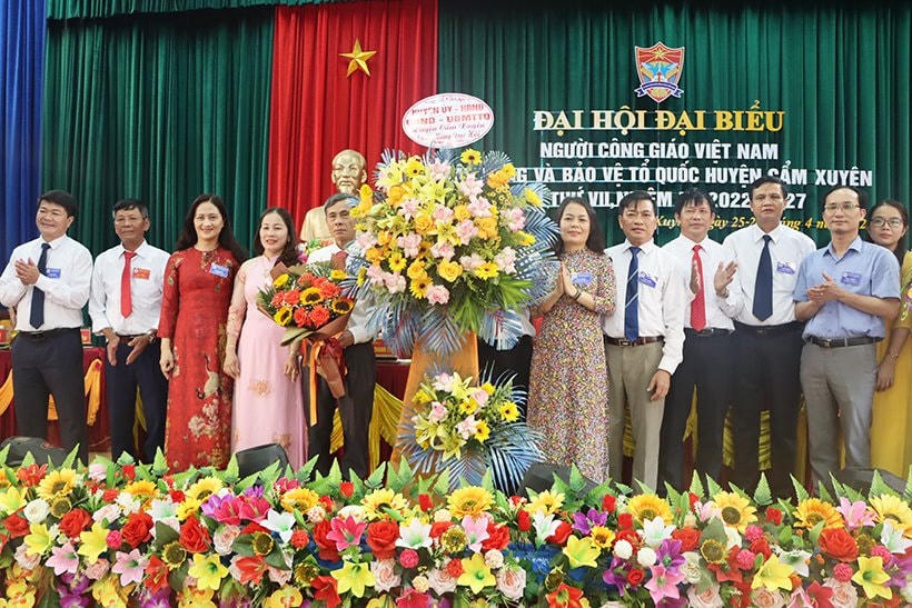 Đại diện lãnh đạo Ủy ban MTTQ tỉnh Hà Tĩnh, Ủy ban Đoàn kết Công giáo tỉnh, lãnh đạo huyện Cẩm Xuyên, ban đoàn kết công giáo một số huyện/thị/thành phố tặng hoa chúc mừng đại hội.