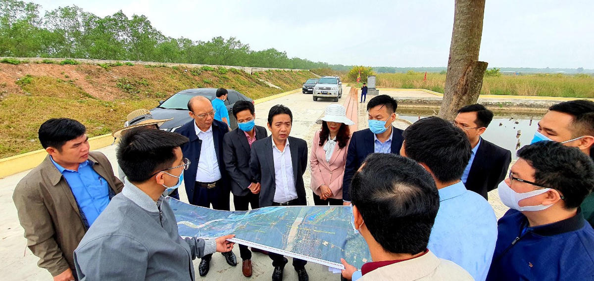 Thứ trưởng Hoàng Đạo Cương và đoàn công tác Bộ VH-TT&DL khảo sát Bãi cọc Bạch Đằng. Ảnh: Báo Quảng Ninh.