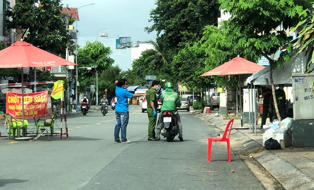 Người dân quận Tân Phú ra đường đông hơn ít ngày trước