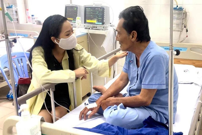 Trịnh Kim Chi (trái) thăm Thương Tín ở bệnh viện đa khoa Tâm Trí Sài Gòn, quận 12, hôm 27/2. Ảnh: Nhân vật cung cấp.  