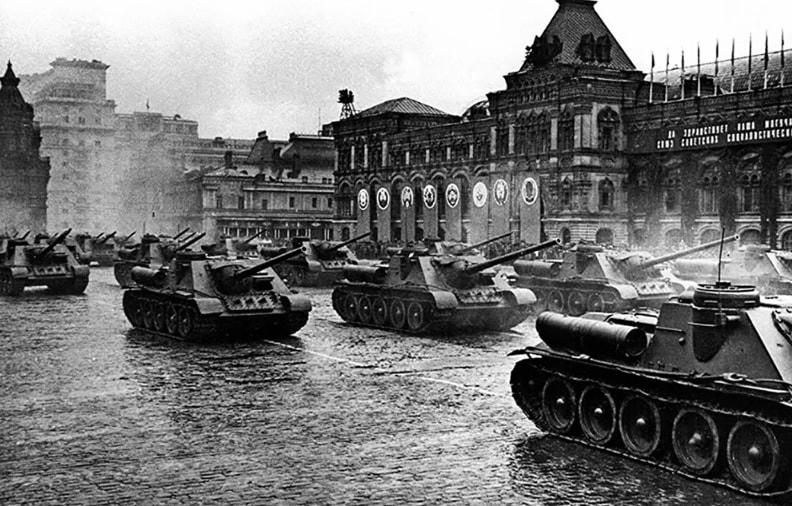 Xe tăng pháo tự hành ISU-152 băng qua Quảng trường Đỏ trong cuộc diễu hành Chiến thắng đầu tiên ở Moscow. 