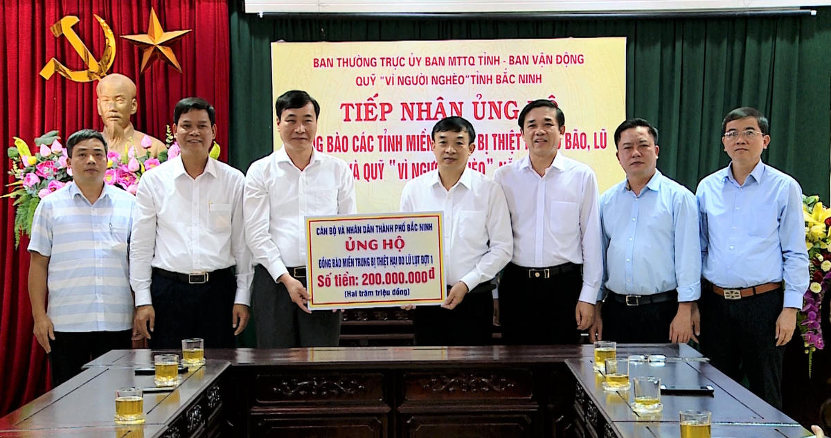 Chủ tịch Ủy ban MTTQ Việt Nam tỉnh Bắc Ninh Nguyễn Đình Lợi và các vị trong Ban Thường trực tiếp nhận ủng hộ đồng bào bị bão lũ.  