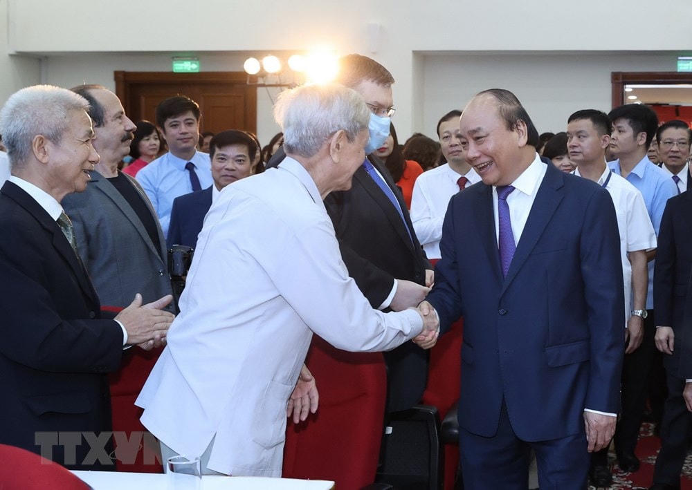 Thủ tướng Nguyễn Xuân Phúc với các cán bộ lão thành Thông tấn xã Việt Nam. (Ảnh: Thống Nhất/TTXVN).