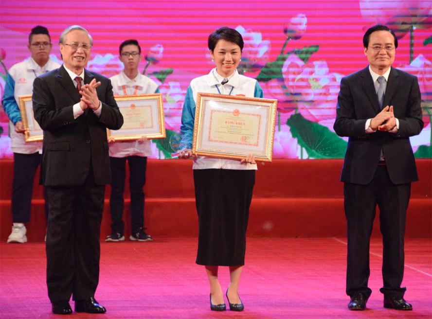 Thường trực Ban Bí thư Trung ương Đảng Trần Quốc Vượng cùng Bộ trưởng Bộ GD&ĐT Phùng Xuân Nhạ trao giải Nhất cho cô Hoàng Thị Thu.