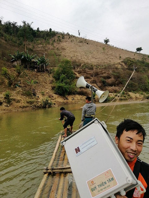 'Cõng'... loa lên núi cùng người dân phòng, chống dịch Covid-19