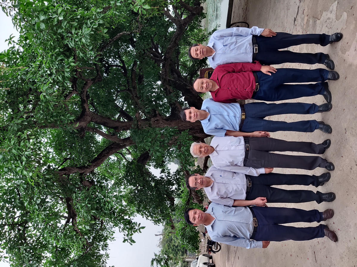 Ban liên lạc dòng họ Trần Nguyên Hãn chụp ảnh lưu niệm cùng lãnh đạo xã Sơn Đông và tác giả dưới gốc cây lộc vừng vài trăm tuổi trước cổng đền Trần Nguyên Hãn.