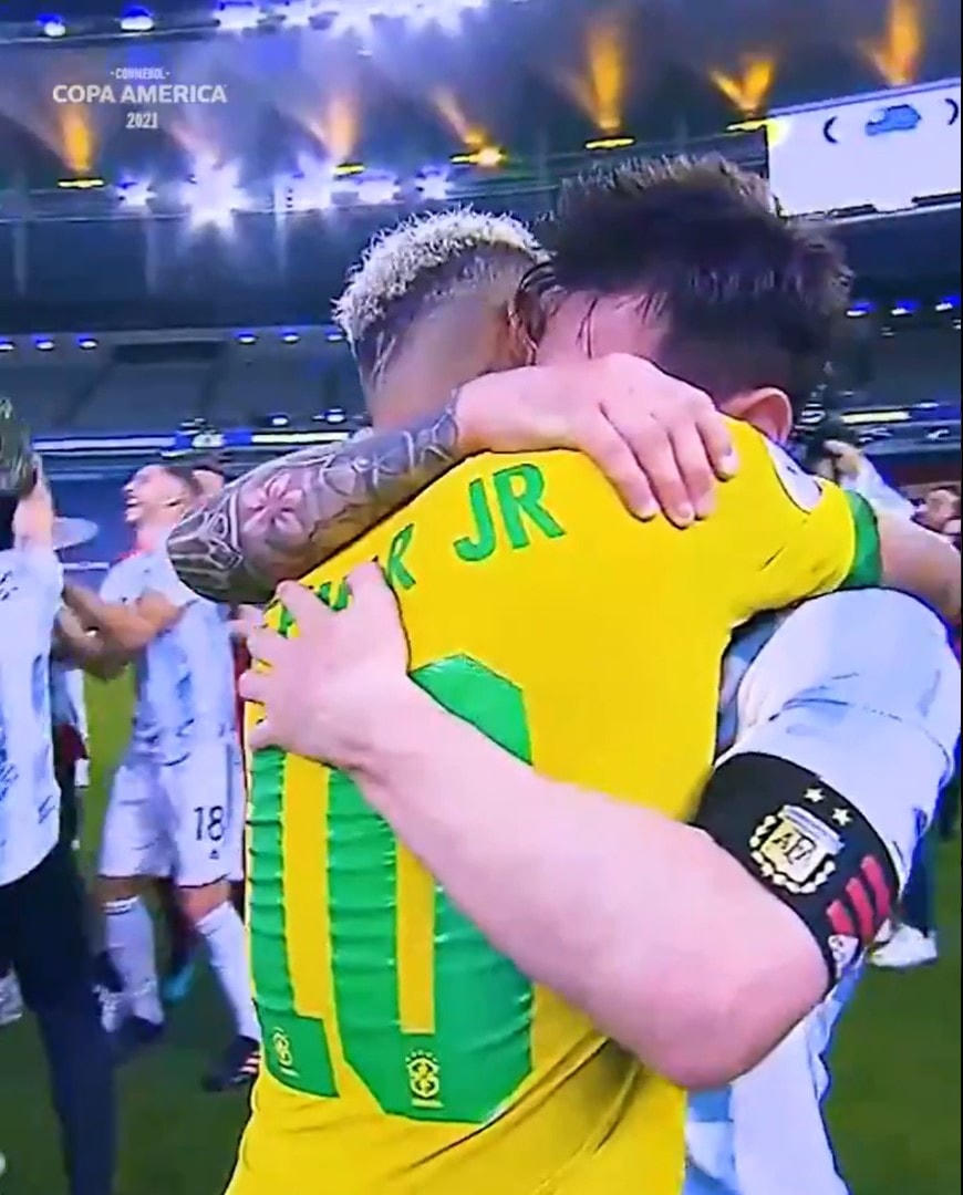 Neymar chia sẻ niềm vui với Messi.