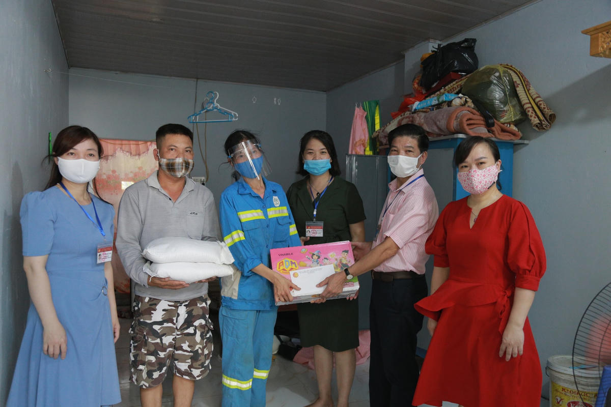 Ông Trịnh Văn Quế, Phó Bí thư Đảng ủy ,Chủ tịch UBND phường Mỹ Đình 1 đến hỏi thăm, động viên.
